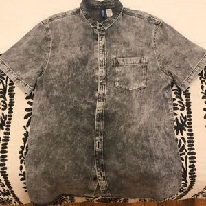 H&M short sleeve gray button up shirt